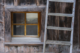 fenêtre de chalet et échelle